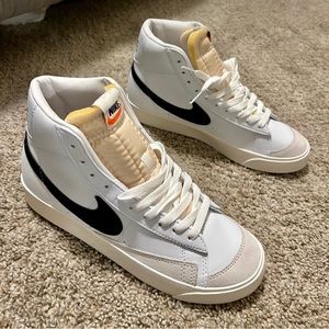 Nike Blazers Mid ‘77 Never worn and in great condition!